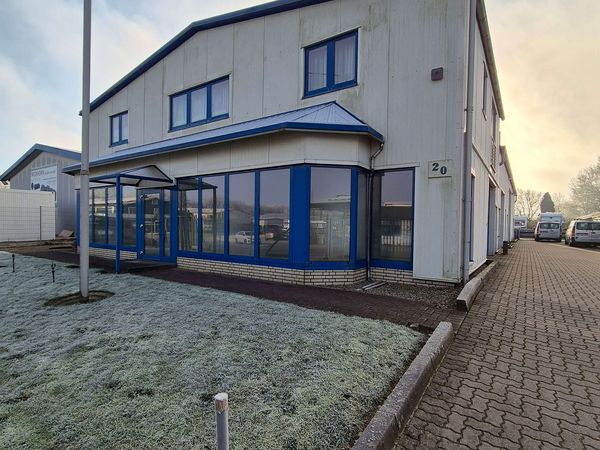 Vorderansicht des Firmengebäudes im Weitwinkel