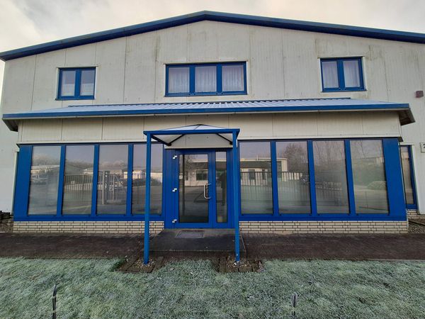 Frontale Vorderansicht des Firmengebäudes