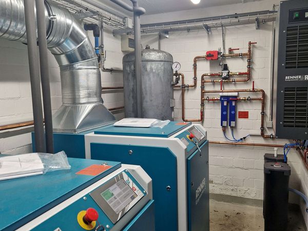 Kompressor-Setup mit Steuerungseinheiten – Aufnahme der Steuerungseinheiten und Rohrleitungen eines Druckluftsystems